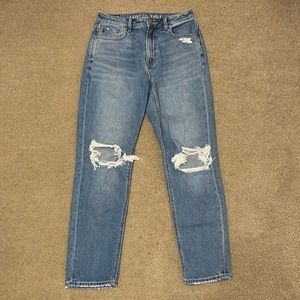 American Eagle Size US 4, medium washed mom jeans